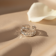 Anillo plateado de colmillo