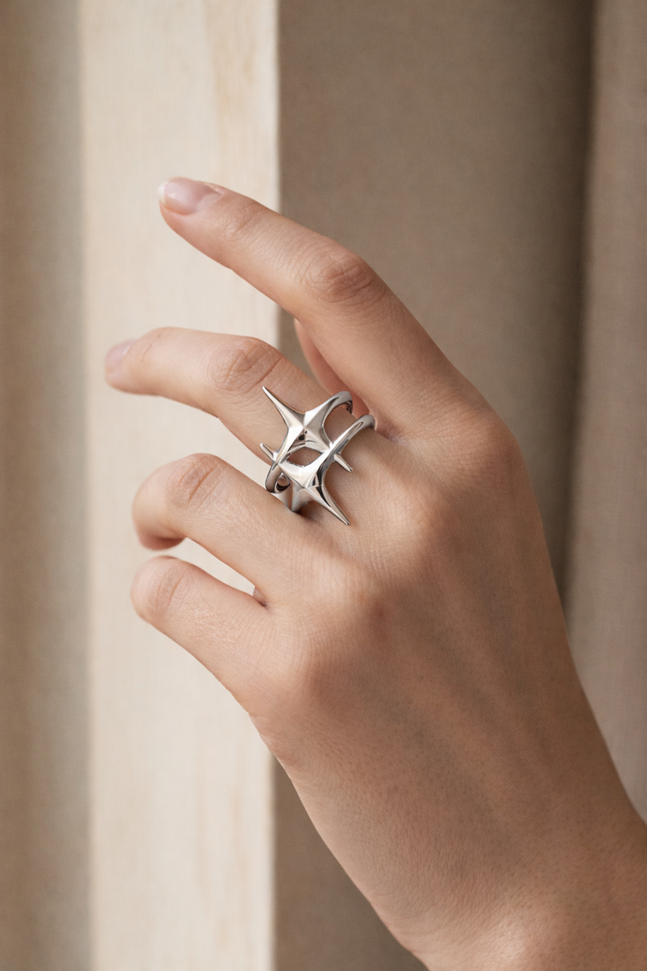 Anillo abierto plateado de doble estrella
