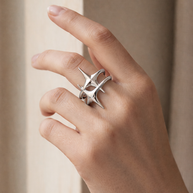 Anillo abierto plateado de doble estrella