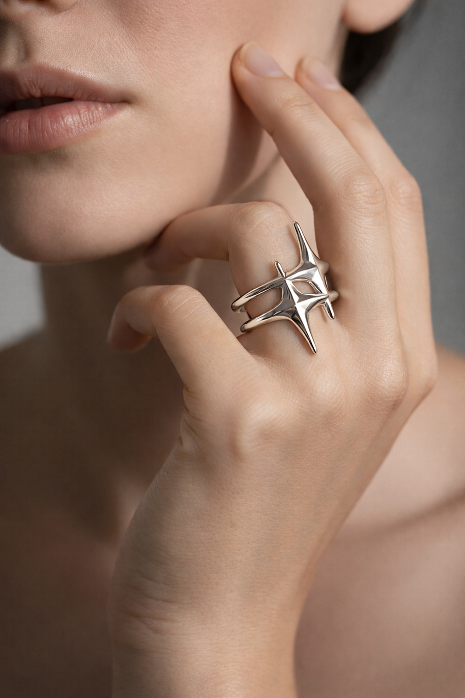 Anillo abierto plateado de doble estrella