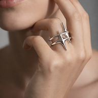 Anillo abierto plateado de doble estrella