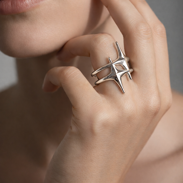 Anillo abierto plateado de doble estrella