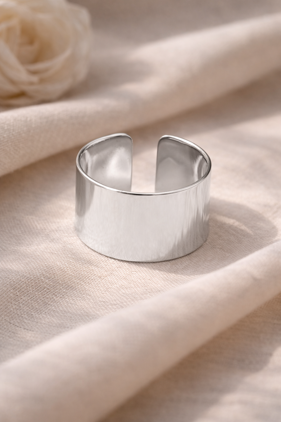 Anillo ancho plateado minimalista