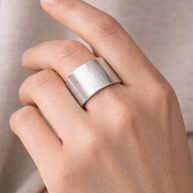Anillo ancho plateado minimalista