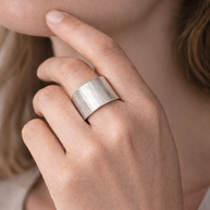 Anillo ancho plateado minimalista