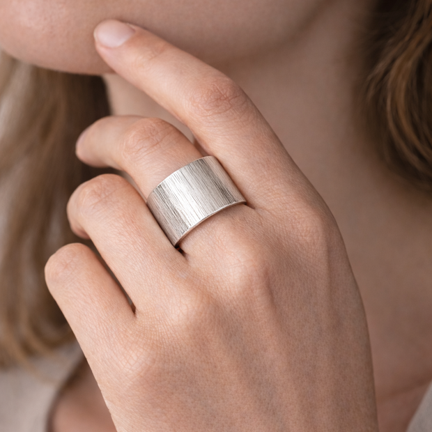 Anillo ancho plateado minimalista