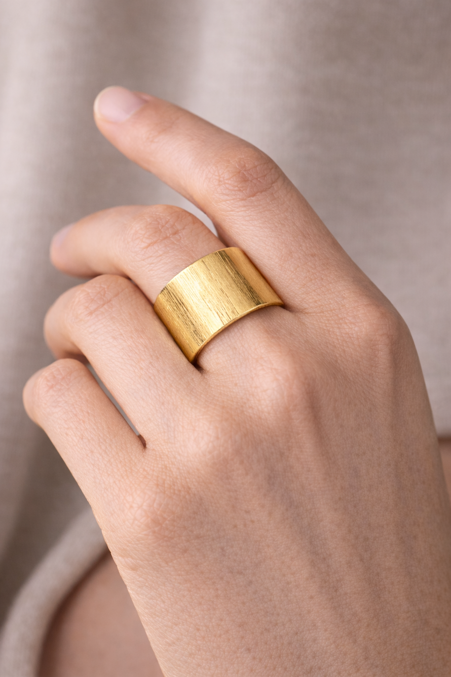 Anillo dorado abierto ancho minimalista