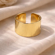Anillo dorado abierto ancho minimalista