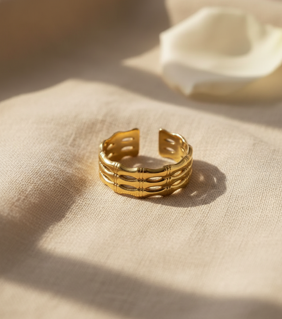Anillo dorado ajustable con diseño de bambú
