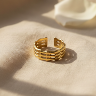 Anillo dorado ajustable con diseño de bambú
