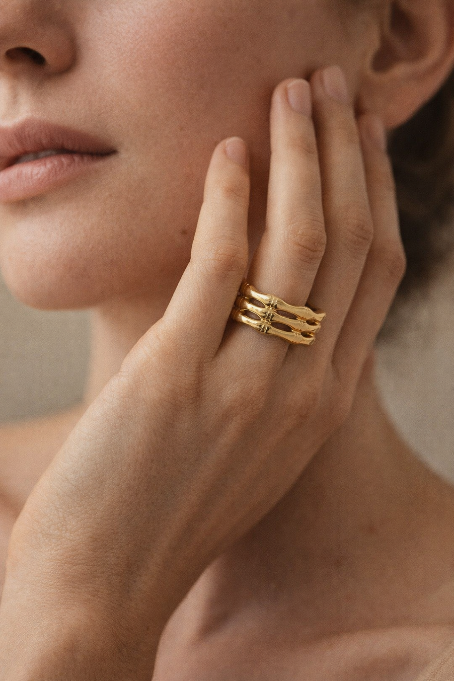 Anillo dorado ajustable con diseño de bambú