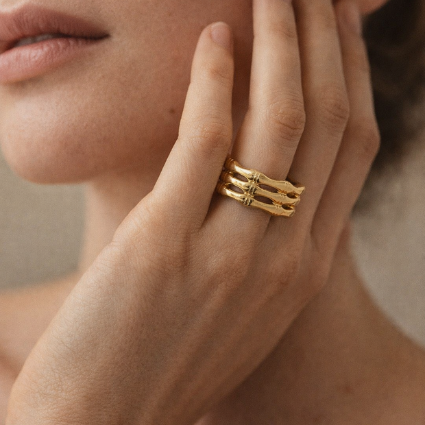 Anillo dorado ajustable con diseño de bambú
