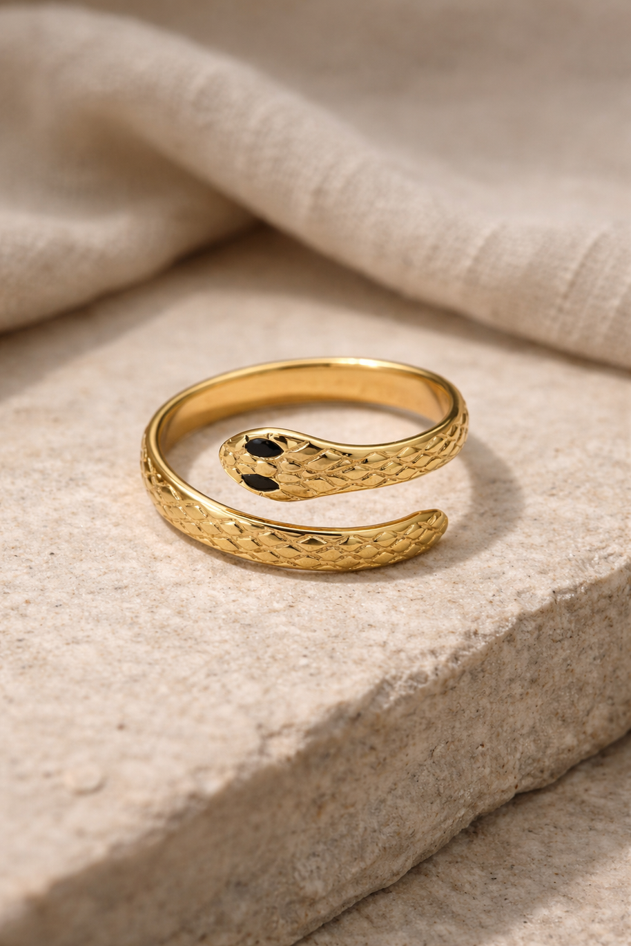 Anillo dorado ajustable con forma de serpiente