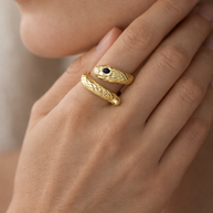 Anillo dorado ajustable con forma de serpiente