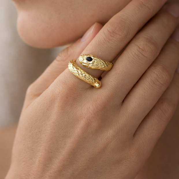 Anillo dorado ajustable con forma de serpiente