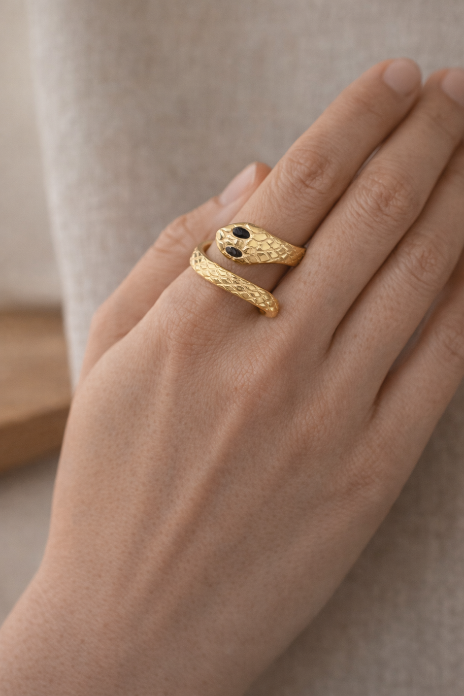 Anillo dorado ajustable con forma de serpiente