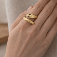 Anillo dorado ajustable con forma de serpiente