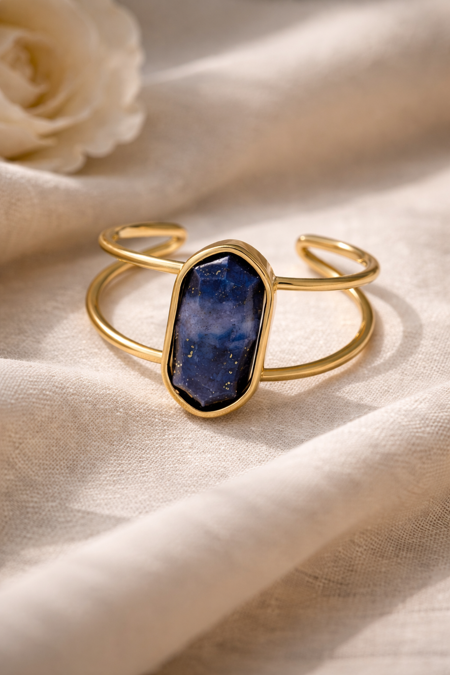 Anillo dorado ajustable con hexágono de piedra natural