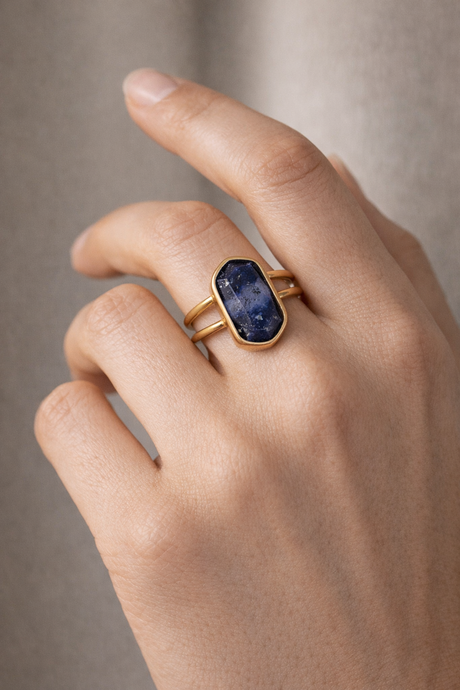 Anillo dorado ajustable con hexágono de piedra natural