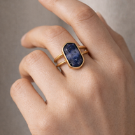 Anillo dorado ajustable con hexágono de piedra natural