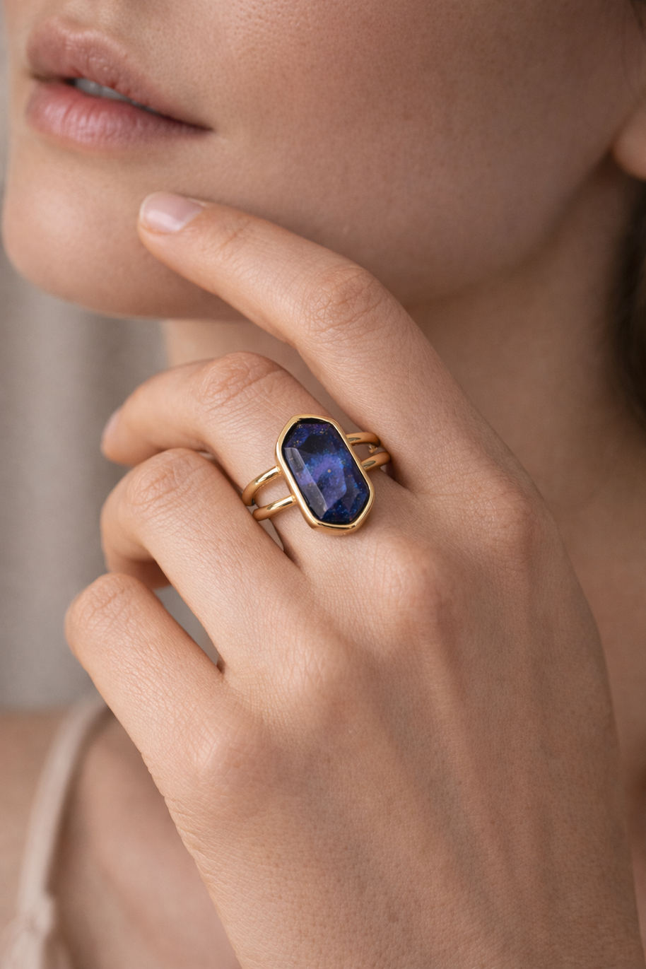 Anillo dorado ajustable con hexágono de piedra natural