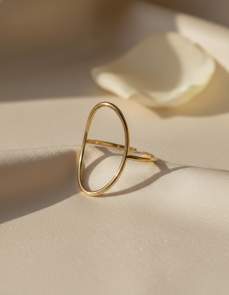 Anillo dorado con diseño ovalado minimalista