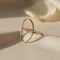 Anillo dorado con diseño ovalado minimalista