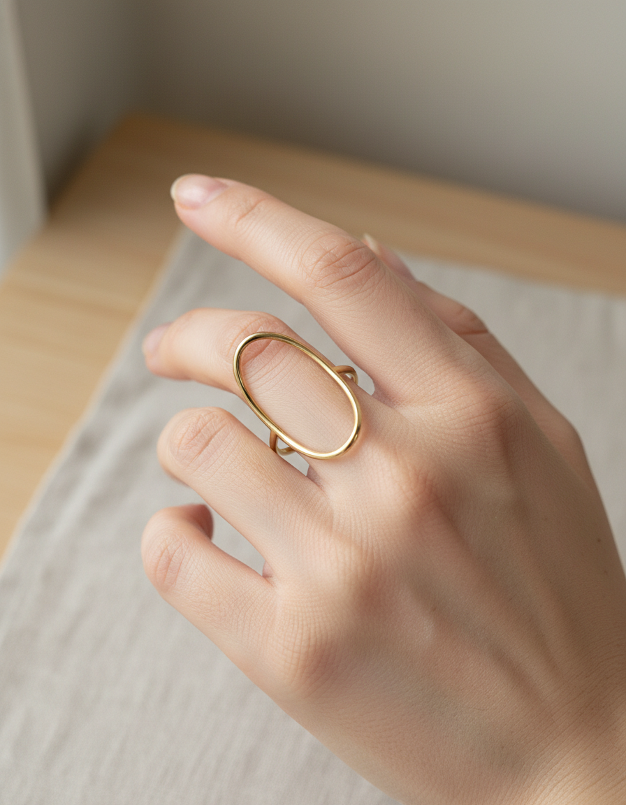 Anillo dorado con diseño ovalado minimalista