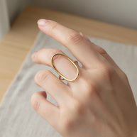Anillo dorado con diseño ovalado minimalista