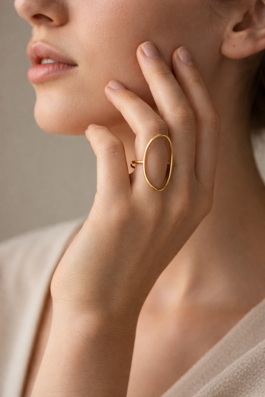 Anillo dorado con diseño ovalado minimalista