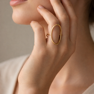 Anillo dorado con diseño ovalado minimalista