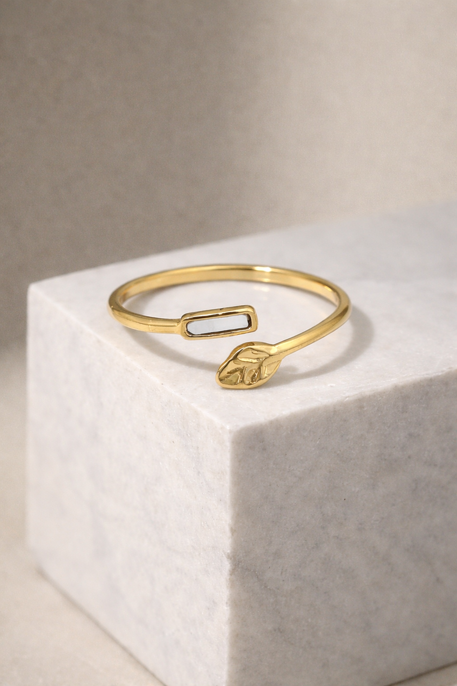 Anillo dorado con hoja y detalle con nácar