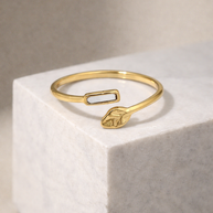 Anillo dorado con hoja y detalle con nácar