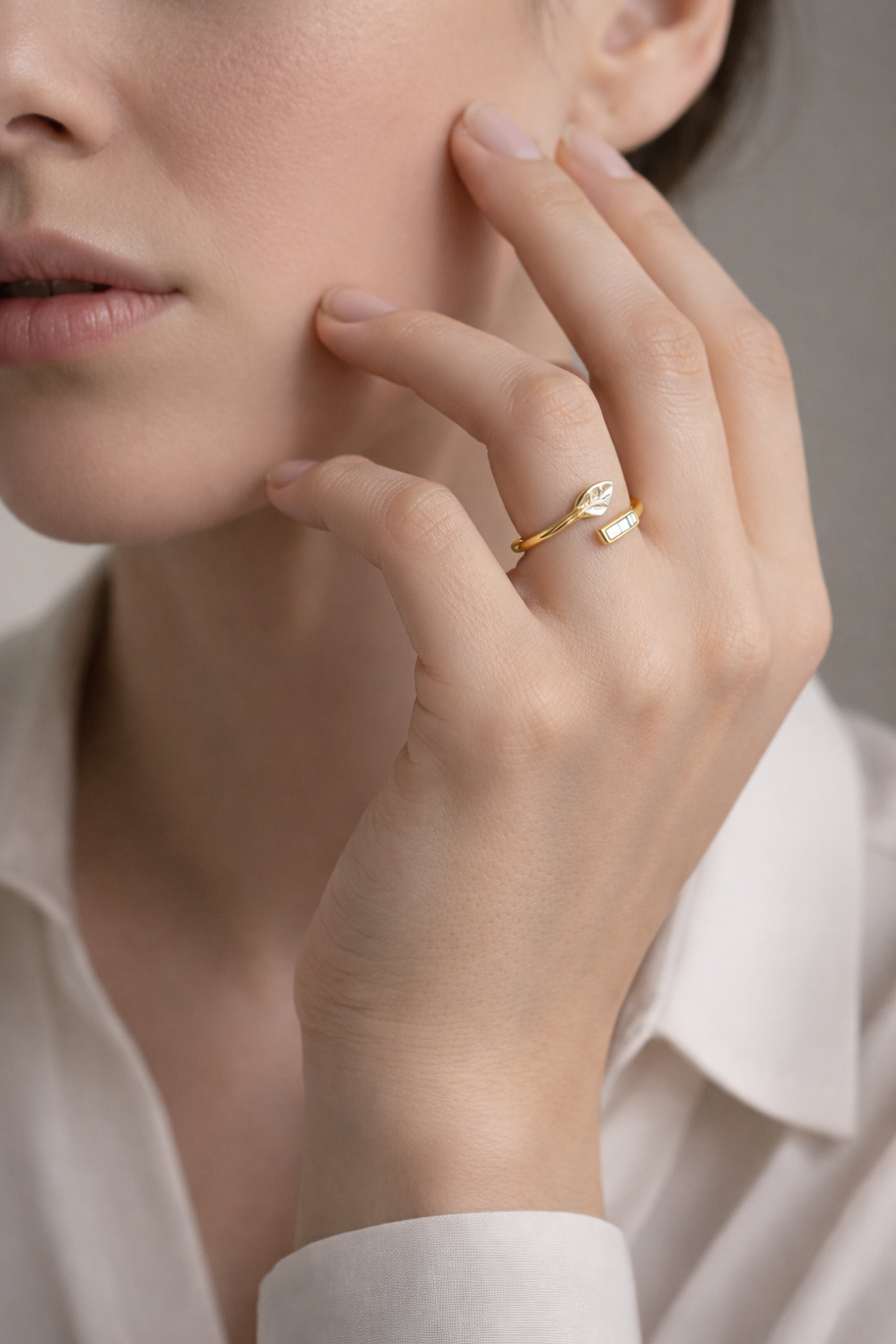 Anillo dorado con hoja y detalle con nácar