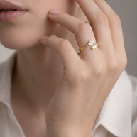 Anillo dorado con hoja y detalle con nácar