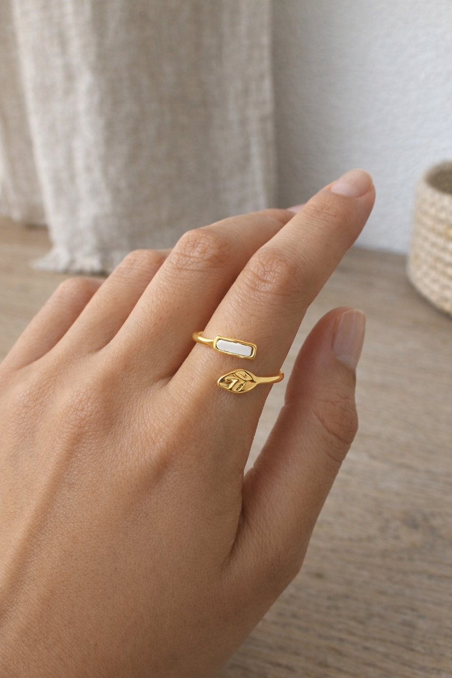 Anillo dorado con hoja y detalle con nácar