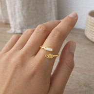 Anillo dorado con hoja y detalle con nácar