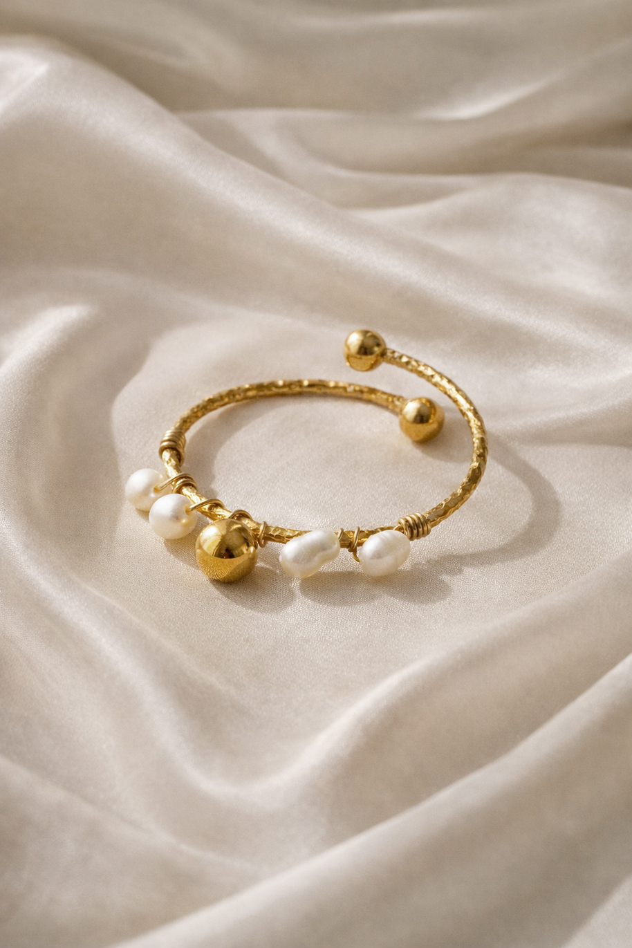 Anillo dorado con perla