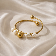 Anillo dorado con perla