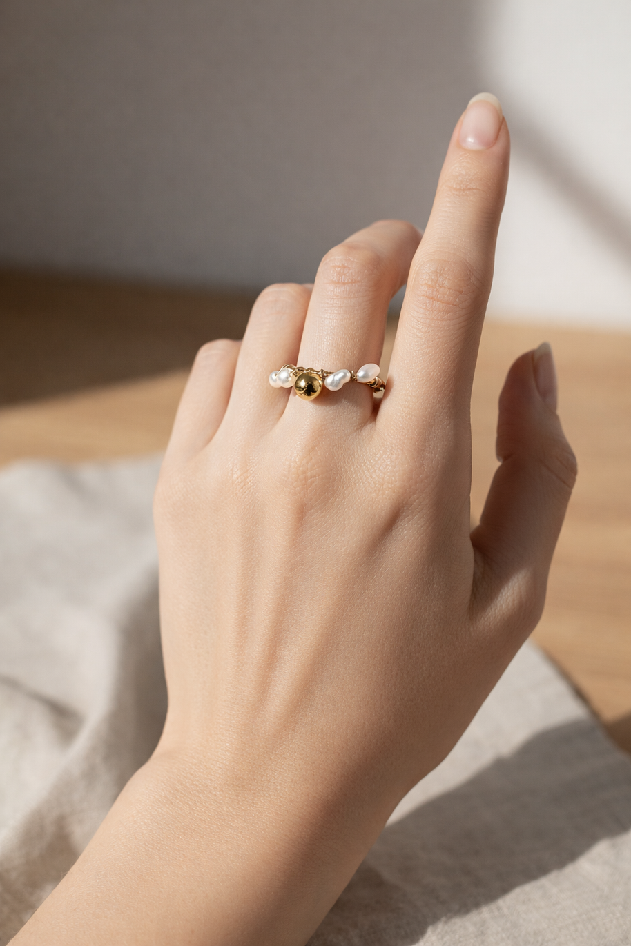 Anillo dorado con perla