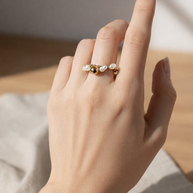 Anillo dorado con perla