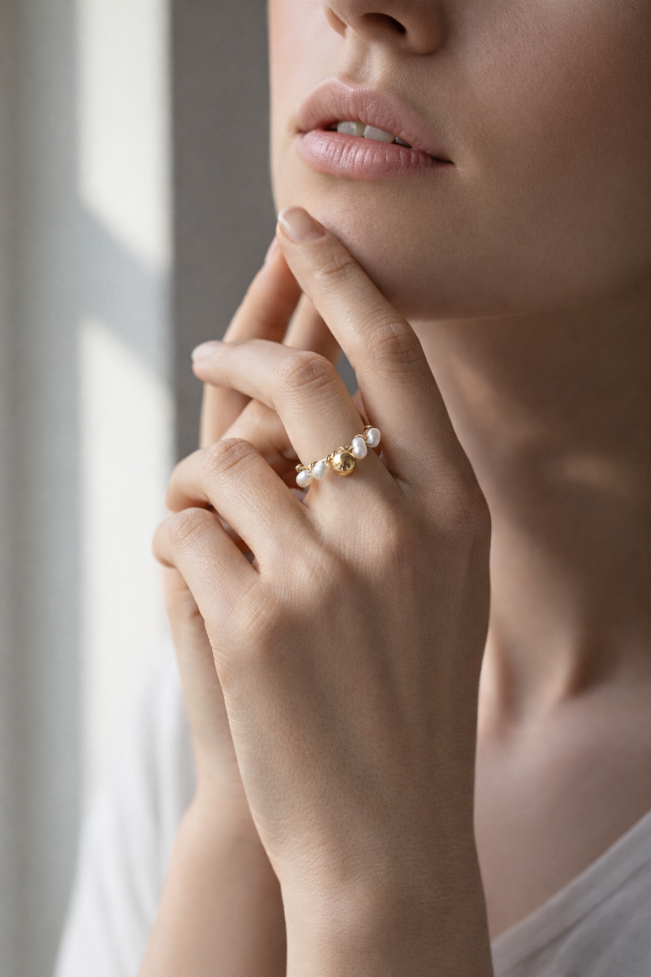 Anillo dorado con perla
