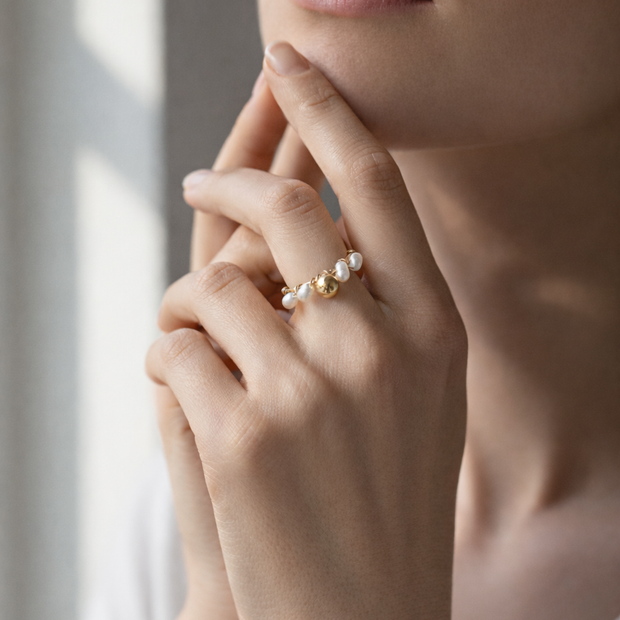 Anillo dorado con perla