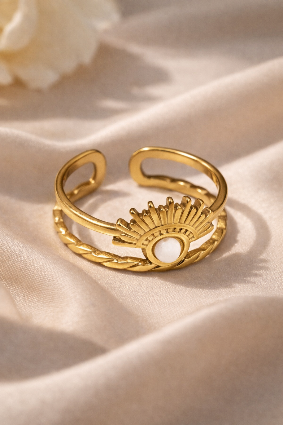 Anillo dorado con piedra