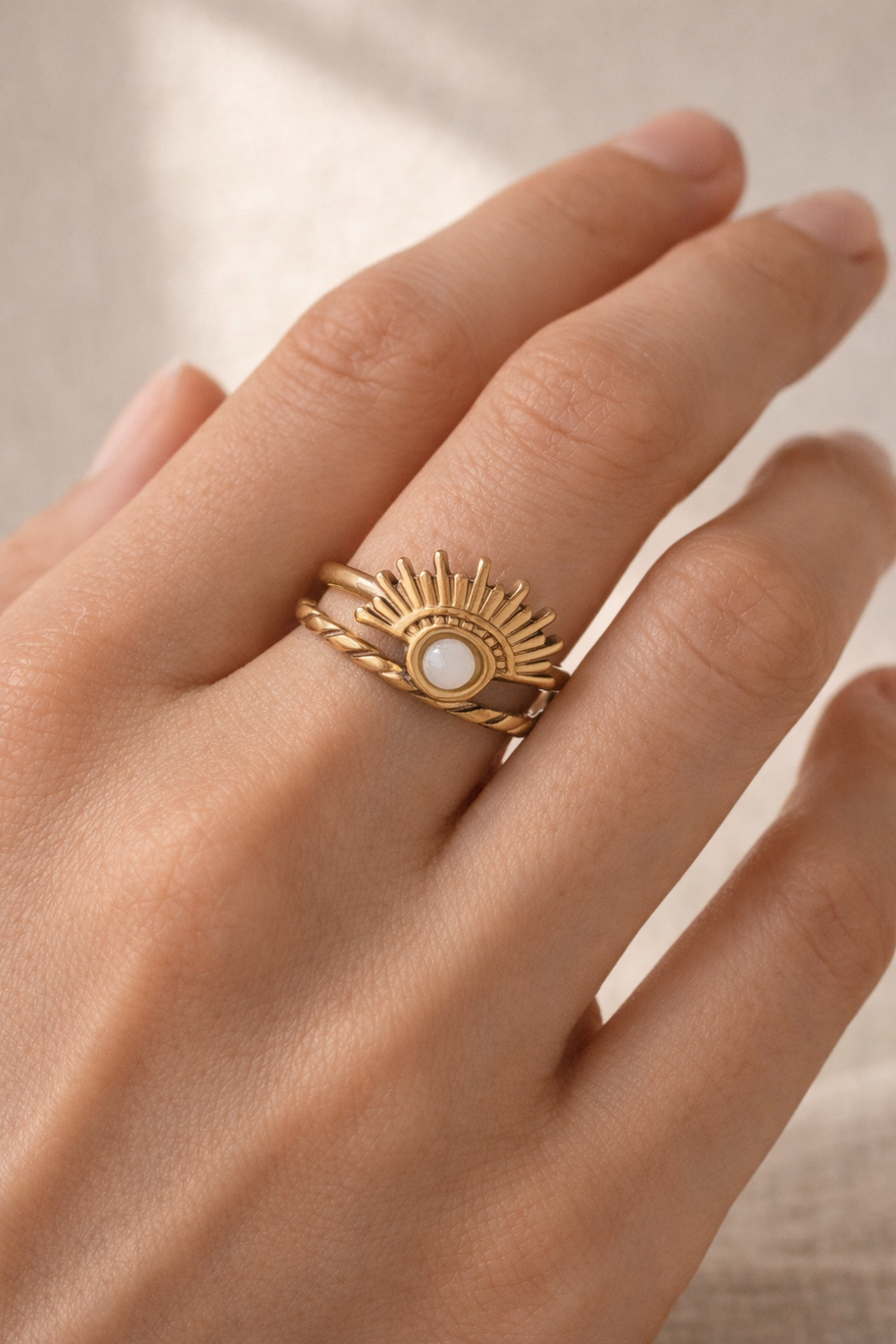 Anillo dorado con piedra