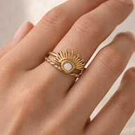 Anillo dorado con piedra