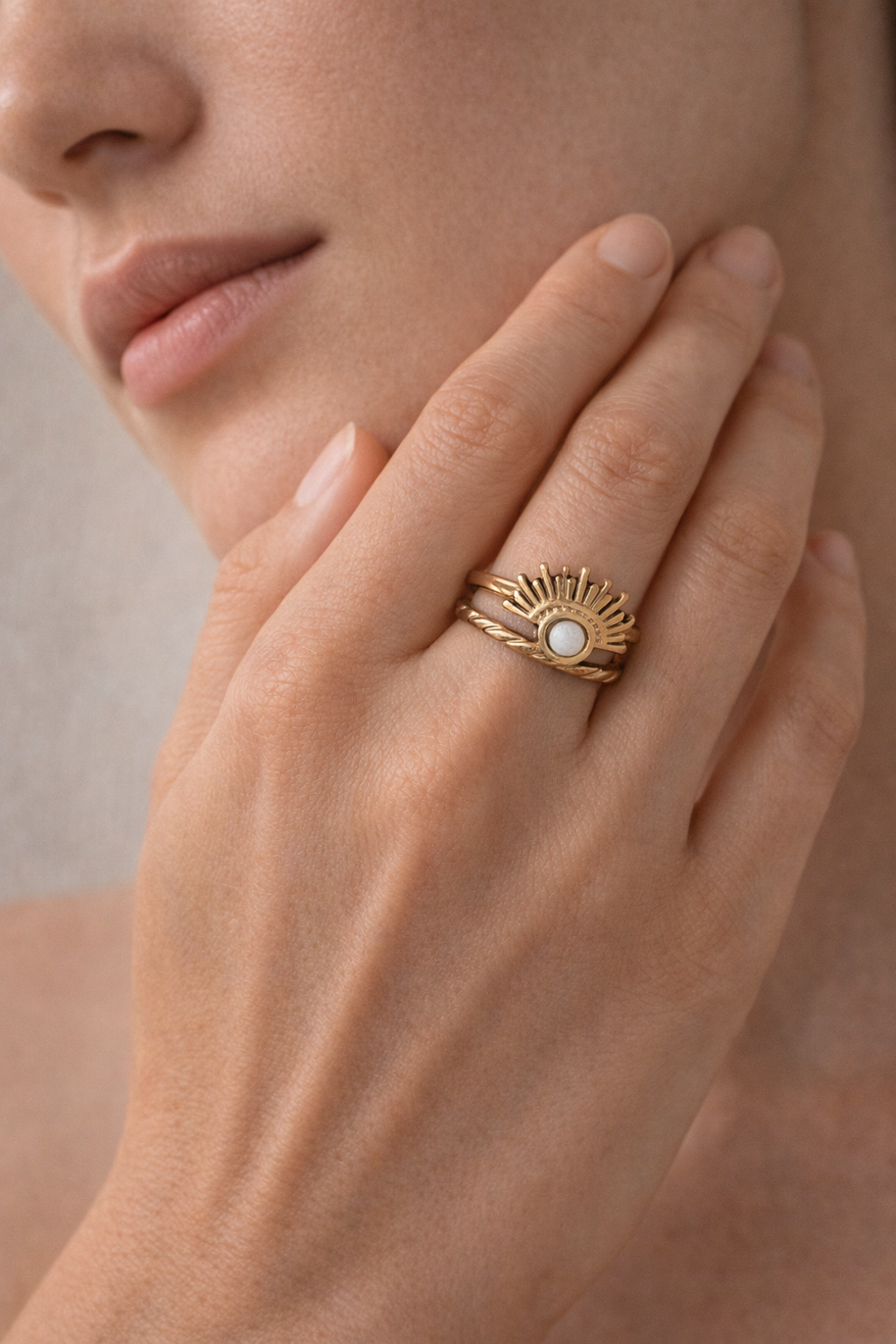 Anillo dorado con piedra