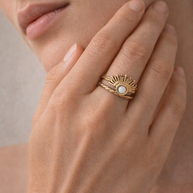 Anillo dorado con piedra