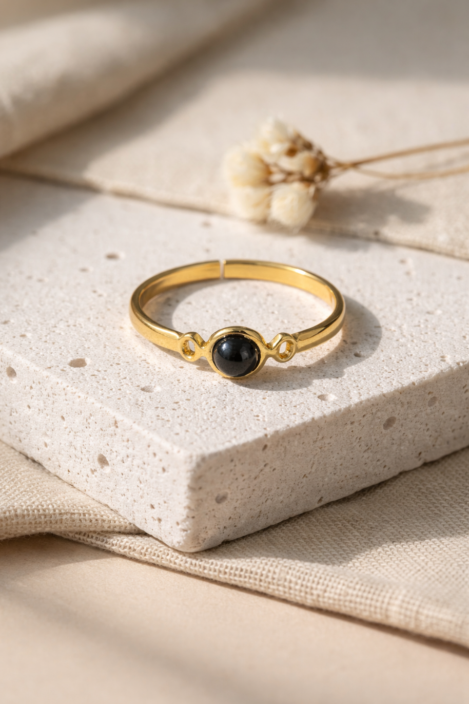 Anillo dorado con piedra ágata negra