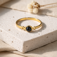 Anillo dorado con piedra ágata negra